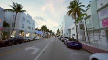 Miami Plajı, FL, ABD - 10 Haziran 2025: Miami Sahili Akşam Çekimleri Collins Bulvarı 8k numarada