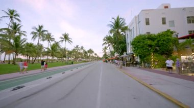 Miami Beach, FL, ABD - 10 Haziran 2025 Miami Beach Ocean Drive. 8k motion stok görüntüleri 2025
