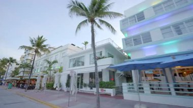 Miami Beach, FL, ABD - 10 Haziran 2025: 8k Miami South Beach sahnesi. Ocean Drive sahilindeki otellerde yemek yiyen turistlerin görüntüsü