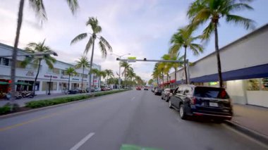 Miami Beach, FL, ABD - 10 Haziran 2025: Miami Beach 8K video. Washington Bulvarı 'nda işyerlerinin ve restoranların yanından geçiyor.