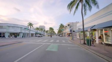 Miami Beach, Washington Bulvarı, gün batımında.