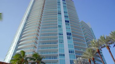 Miami Sahili yüksek kuleleri ve palmiyeleri. 8k arkaplan görüntüsü 2025