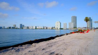 Macarthur Causeway 'den Miami Sahili' ne doğru gün batımında doğuya bakıyor.