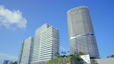 Modern Highrise Tower binaları Miami Beach 'in arka planında.