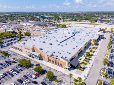 Miami, FL, ABD - 24 Mayıs 2025 Southland Mall LA Fitness Spor Salonu Miami Florida