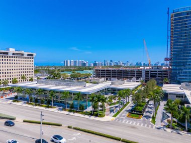 Hallandale Plajı, FL, ABD - 28 Mayıs 2025 Hallandale Oasis konut ve alışveriş merkezi