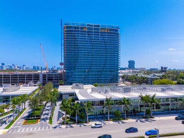 Hallandale Plajı, FL, ABD - 28 Mayıs 2025 Hallandale Oasis konut ve alışveriş merkezi