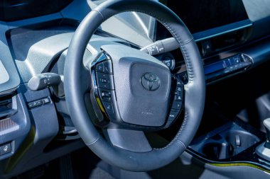 Sunrise, FL, ABD - 13 Haziran 2025 Toyota Prius hibrit benzinli elektrikli araç. Koruyucu Gri.