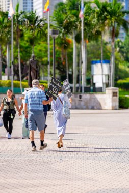 Miami, FL, ABD - 14 Haziran 2025: Miami 'de Krallar Protesto Etmez. Başkan Trump ve göç politikasına karşı protesto