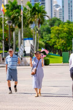 Miami, FL, ABD - 14 Haziran 2025: Miami 'de Krallar Protesto Etmez. Başkan Trump ve göç politikasına karşı protesto