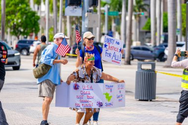 Miami, FL, ABD - 14 Haziran 2025: Miami 'de Krallar Protesto Etmez. Başkan Trump ve göç politikasına karşı protesto