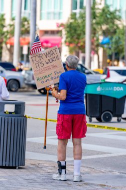 Miami, FL, ABD - 14 Haziran 2025: Miami 'de Krallar Protesto Etmez. Başkan Trump ve göç politikasına karşı protesto