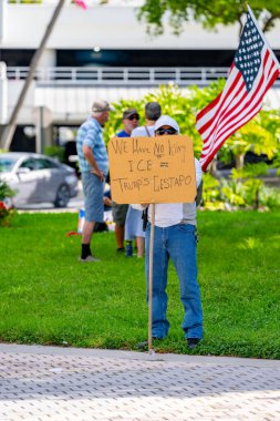 Miami, FL, ABD - 14 Haziran 2025: Miami 'de Krallar Protesto Etmez. Başkan Trump ve göç politikasına karşı protesto