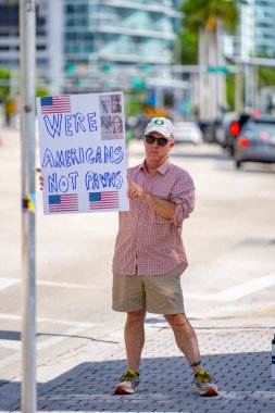 Miami, FL, ABD - 14 Haziran 2025: Miami 'de Krallar Protesto Etmez. Başkan Trump ve göç politikasına karşı protesto