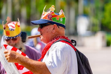 Miami, FL, ABD - 14 Haziran 2025: Miami 'de Krallar Protesto Etmez. Başkan Trump ve göç politikasına karşı protesto