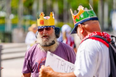 Miami, FL, ABD - 14 Haziran 2025: Miami 'de Krallar Protesto Etmez. Başkan Trump ve göç politikasına karşı protesto