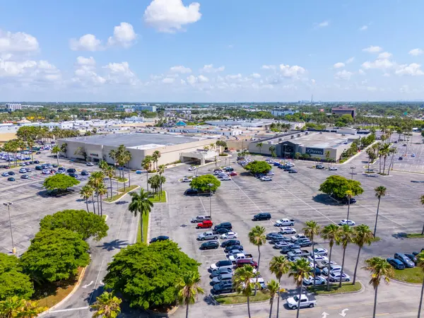 Miami, FL, ABD - 24 Mayıs 2025 Southland Mall Miami Cutler Bay