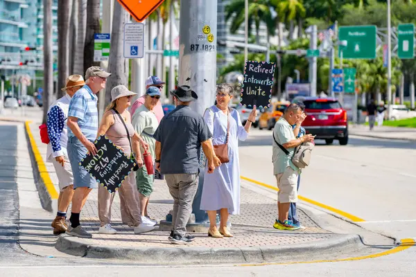 Miami, FL, ABD - 14 Haziran 2025: Miami 'de Krallar Protesto Etmez. Başkan Trump ve göç politikasına karşı protesto