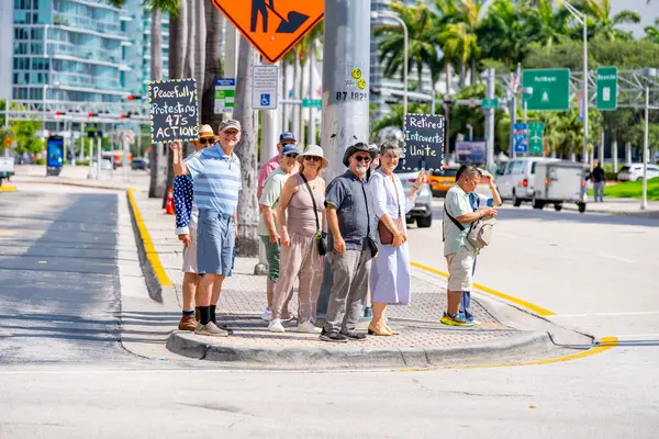 Miami, FL, ABD - 14 Haziran 2025: Miami 'de Krallar Protesto Etmez. Başkan Trump ve göç politikasına karşı protesto