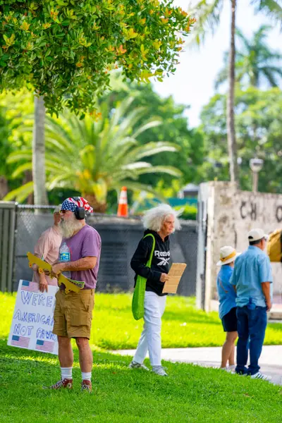 Miami, FL, ABD - 14 Haziran 2025: Miami 'de Krallar Protesto Etmez. Başkan Trump ve göç politikasına karşı protesto