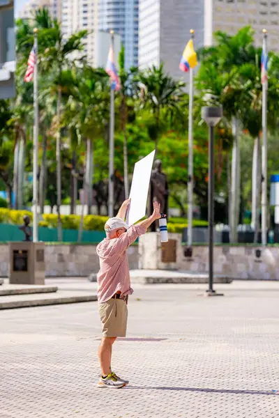 Miami, FL, ABD - 14 Haziran 2025: Miami 'de Krallar Protesto Etmez. Başkan Trump ve göç politikasına karşı protesto