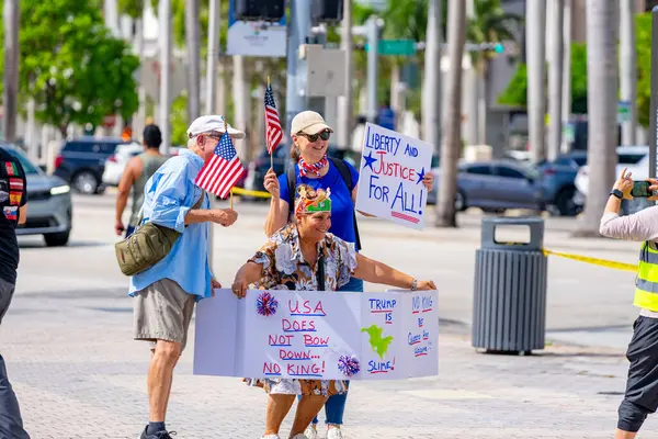 Miami, FL, ABD - 14 Haziran 2025: Miami 'de Krallar Protesto Etmez. Başkan Trump ve göç politikasına karşı protesto