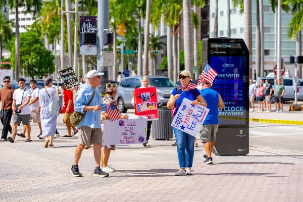 Miami, FL, ABD - 14 Haziran 2025: Miami 'de Krallar Protesto Etmez. Başkan Trump ve göç politikasına karşı protesto