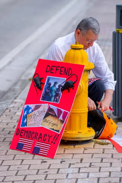 Miami, FL, ABD - 14 Haziran 2025: Miami 'de Krallar Protesto Etmez. Başkan Trump ve göç politikasına karşı protesto