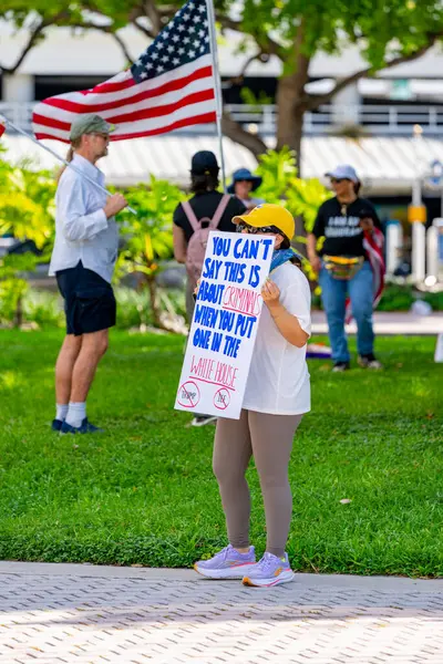 Miami, FL, ABD - 14 Haziran 2025: Miami 'de Krallar Protesto Etmez. Başkan Trump ve göç politikasına karşı protesto