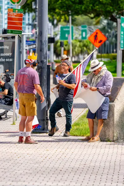 Miami, FL, ABD - 14 Haziran 2025: Miami 'de Krallar Protesto Etmez. Başkan Trump ve göç politikasına karşı protesto