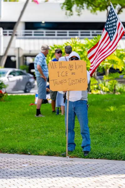 Miami, FL, ABD - 14 Haziran 2025: Miami 'de Krallar Protesto Etmez. Başkan Trump ve göç politikasına karşı protesto