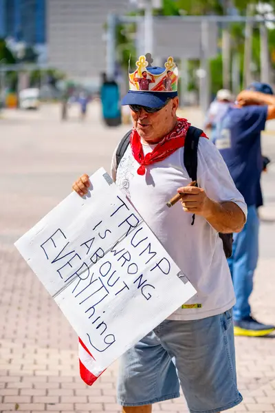 Miami, FL, ABD - 14 Haziran 2025: Miami 'de Krallar Protesto Etmez. Başkan Trump ve göç politikasına karşı protesto