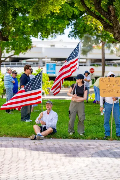 Miami, FL, ABD - 14 Haziran 2025: Miami 'de Krallar Protesto Etmez. Başkan Trump ve göç politikasına karşı protesto