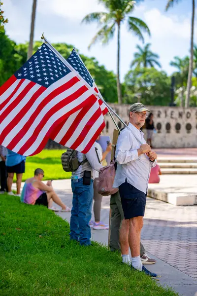 Miami, FL, ABD - 14 Haziran 2025: Miami 'de Krallar Protesto Etmez. Başkan Trump ve göç politikasına karşı protesto