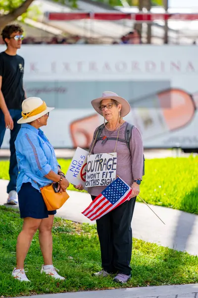 Miami, FL, ABD - 14 Haziran 2025: Miami 'de Krallar Protesto Etmez. Başkan Trump ve göç politikasına karşı protesto