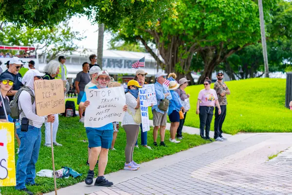 Miami, FL, ABD - 14 Haziran 2025: Miami 'de Krallar Protesto Etmez. Başkan Trump ve göç politikasına karşı protesto
