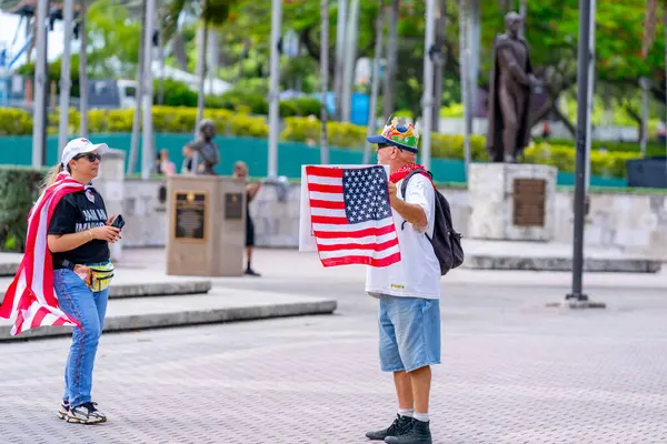 Miami, FL, ABD - 14 Haziran 2025: Miami 'de Krallar Protesto Etmez. Başkan Trump ve göç politikasına karşı protesto