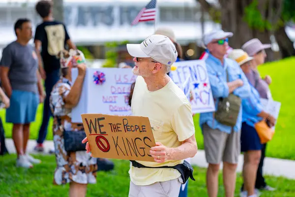 Miami, FL, ABD - 14 Haziran 2025: Miami 'de Krallar Protesto Etmez. Başkan Trump ve göç politikasına karşı protesto