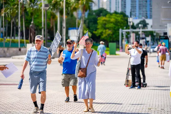 Miami, FL, ABD - 14 Haziran 2025: Miami 'de Krallar Protesto Etmez. Başkan Trump ve göç politikasına karşı protesto