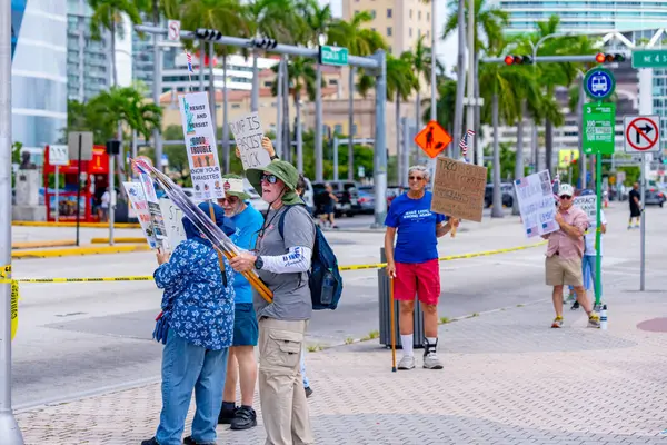 Miami, FL, ABD - 14 Haziran 2025: Miami 'de Krallar Protesto Etmez. Başkan Trump ve göç politikasına karşı protesto