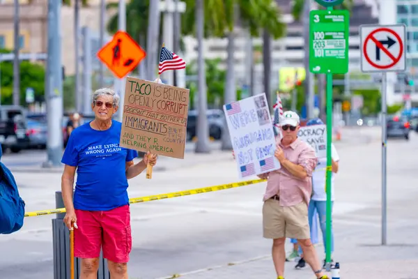 Miami, FL, ABD - 14 Haziran 2025: Miami 'de Krallar Protesto Etmez. Başkan Trump ve göç politikasına karşı protesto