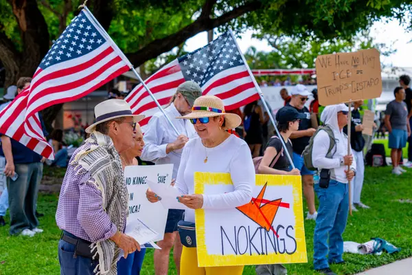 Miami, FL, ABD - 14 Haziran 2025: Miami 'de Krallar Protesto Etmez. Başkan Trump ve göç politikasına karşı protesto