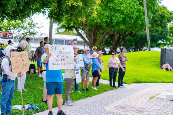 Miami, FL, ABD - 14 Haziran 2025: Miami 'de Krallar Protesto Etmez. Başkan Trump ve göç politikasına karşı protesto