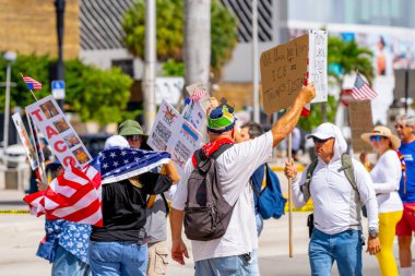 Miami, FL, ABD - 14 Haziran 2025: Miami 'de Krallar Protesto Etmez. Başkan Trump ve göç politikasına karşı protesto