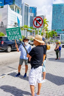 Miami, FL, ABD - 14 Haziran 2025: Miami 'de Krallar Protesto Etmez. Başkan Trump ve göç politikasına karşı protesto