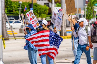 Miami, FL, ABD - 14 Haziran 2025: Miami 'de Krallar Protesto Etmez. Başkan Trump ve göç politikasına karşı protesto