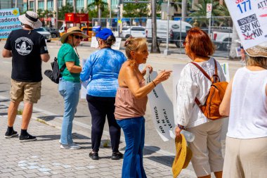 Miami, FL, ABD - 14 Haziran 2025: Miami 'de Krallar Protesto Etmez. Başkan Trump ve göç politikasına karşı protesto