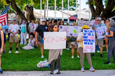 Miami, FL, ABD - 14 Haziran 2025: Miami 'de Krallar Protesto Etmez. Başkan Trump ve göç politikasına karşı protesto