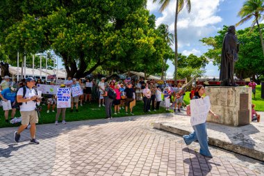 Miami, FL, ABD - 14 Haziran 2025: Miami 'de Krallar Protesto Etmez. Başkan Trump ve göç politikasına karşı protesto