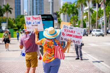 Miami, FL, ABD - 14 Haziran 2025: Miami 'de Krallar Protesto Etmez. Başkan Trump ve göç politikasına karşı protesto